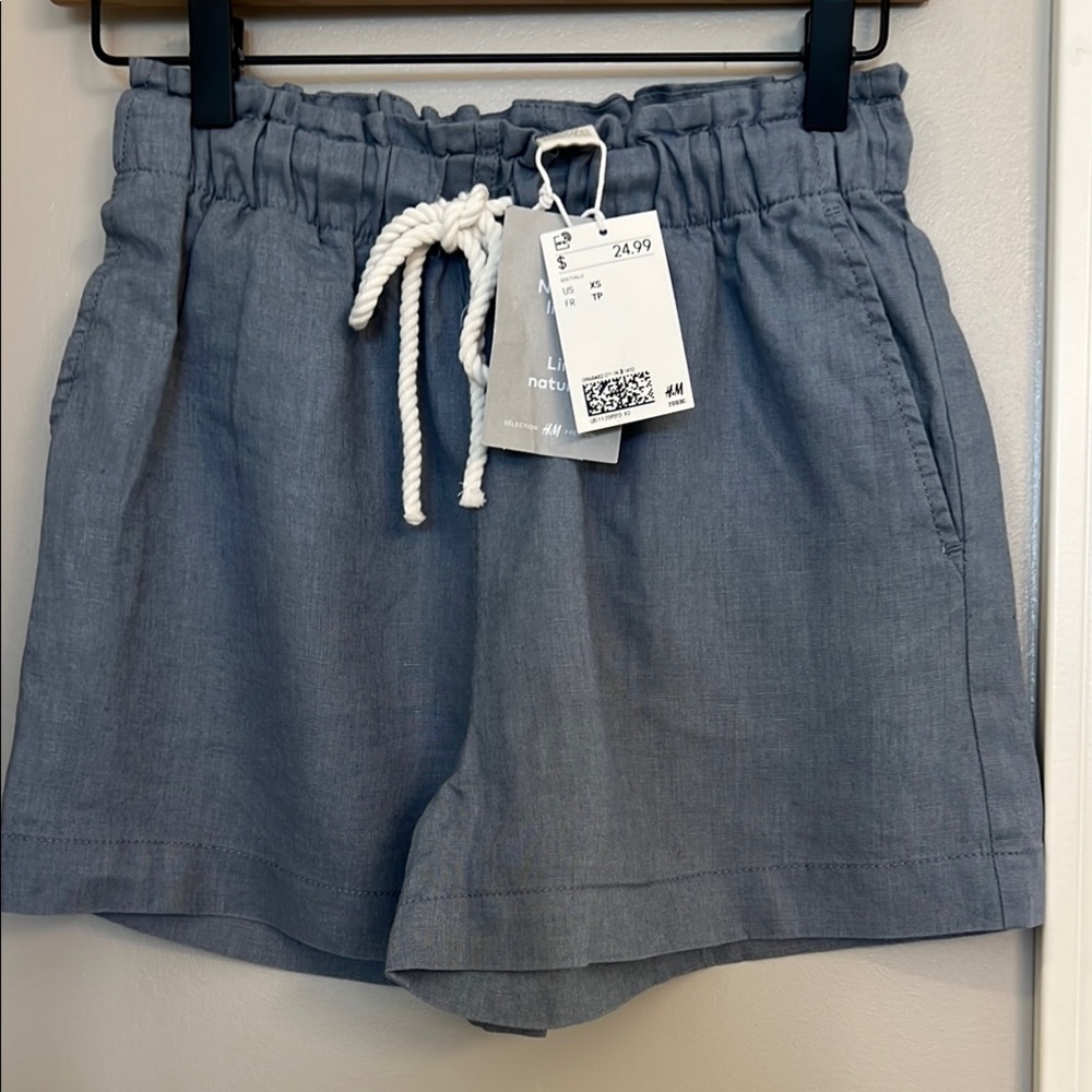 H&M Blue High Waist Shorts with Elastic Waistband

💋Final price💋